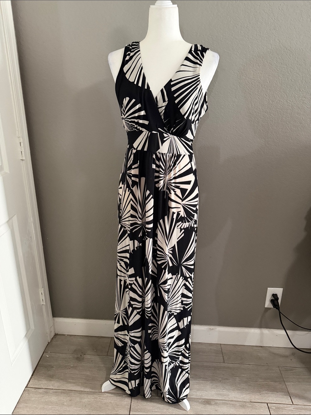 Lily Black & White Sleeveless V-Neck Maxi Dress
